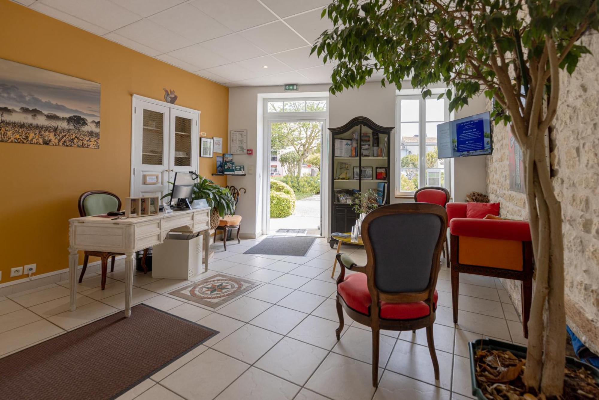 Logis Hotel Le Richelieu - Royan Atlantique Saujon Bagian luar foto