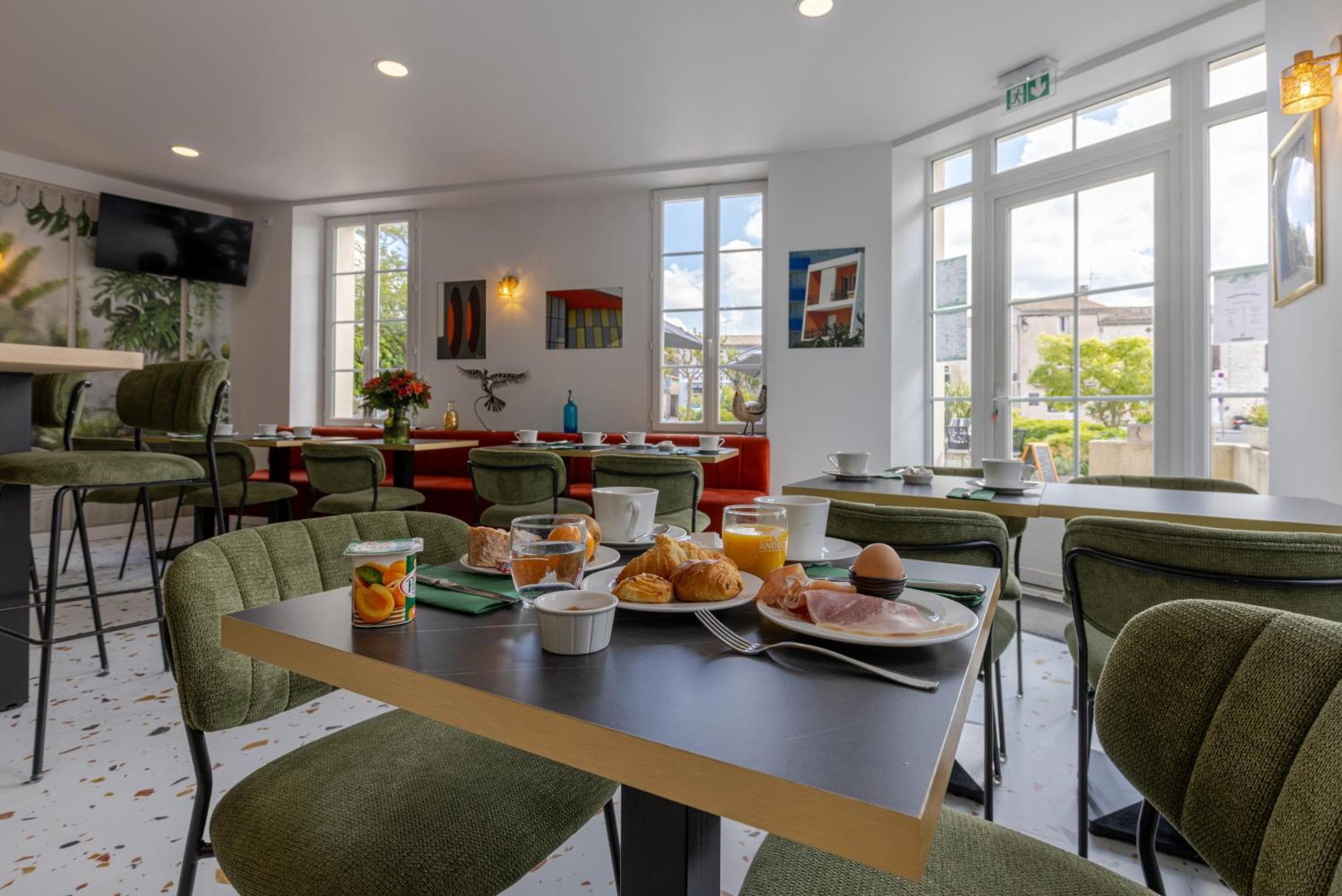 Logis Hotel Le Richelieu - Royan Atlantique Saujon Bagian luar foto